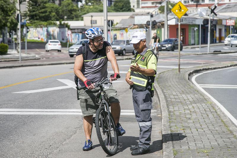 EPTran realiza abordagem educativa com ciclistas na Av. Presidente Affonso Camargo. Curitiba, 30/01/2023. Foto: Pedro Ribas/SMCS