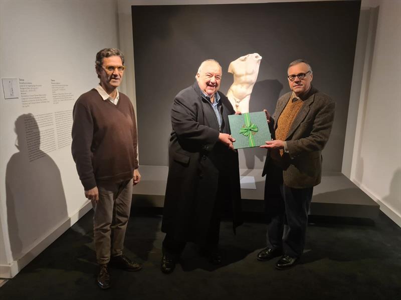 Prefeito Rafael Greca com o diretor do Museu Nacional de Arte Antiga de Portugal (MNAA), Joaquim Oliveira Caetano (direta) e com o coordenador do Museu, Miguel Soromenho. Foto: Divulgação
