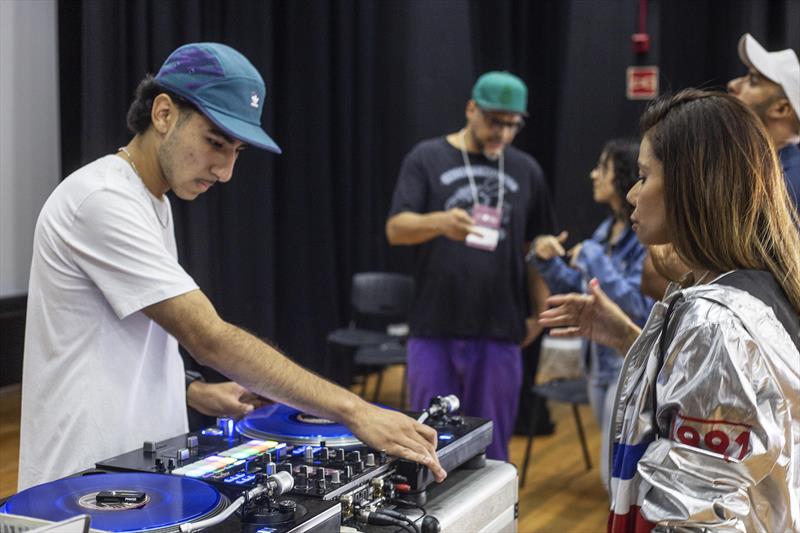 Aula de discotecagem hip hop com o DJ BK12 no Teatro da Vila na Cidade Industrial de Curitiba (CIC). Curitiba, 31/01/2023. Foto: Ricardo Marajó/SMCS