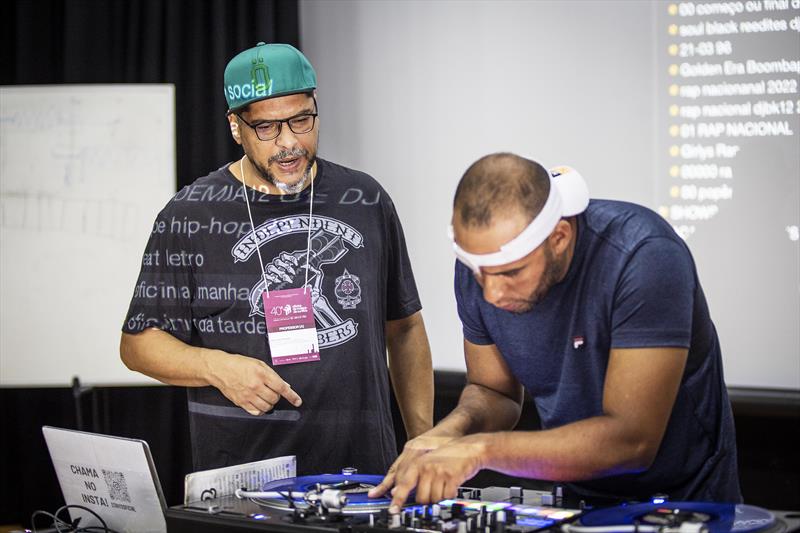 Aula de discotecagem hip hop com o DJ BK12 no Teatro da Vila na Cidade Industrial de Curitiba (CIC). Curitiba, 31/01/2023. Foto: Ricardo Marajó/SMCS