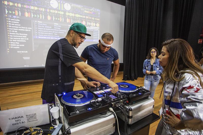 Aula de discotecagem hip hop com o DJ BK12 no Teatro da Vila na Cidade Industrial de Curitiba (CIC). Curitiba, 31/01/2023. Foto: Ricardo Marajó/SMCS
