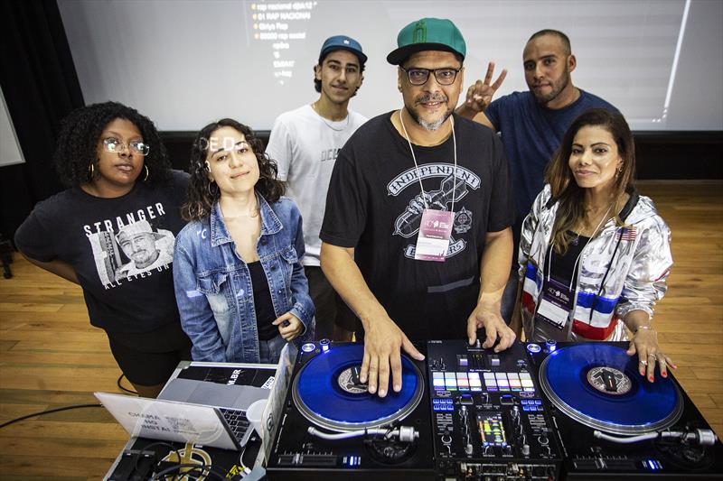 Aula de discotecagem hip hop com o DJ BK12 no Teatro da Vila na Cidade Industrial de Curitiba (CIC). Curitiba, 31/01/2023. Foto: Ricardo Marajó/SMCS