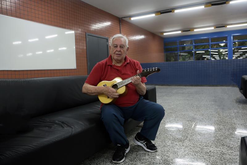 Ronald Antonio Raffo de 84 anos, frequenta as aulas de cavaquinho. Foto: Cido Marques/FCC