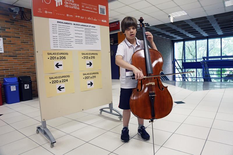 O mais jovem da Oficina, Henrique Luís Sother Severiano, de 8 anos, frequenta as aulas de violoncelo.  Foto: Cido Marques/FCC