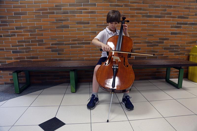 O mais jovem da Oficina, Henrique Luís Sother Severiano, de 8 anos, frequenta as aulas de violoncelo.  Foto: Cido Marques/FCC