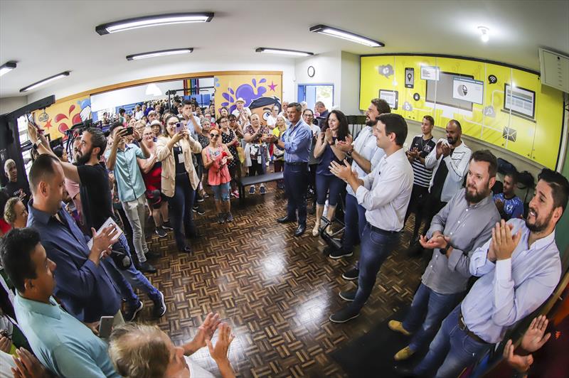 O Prefeito em Exercício, Eduardo Pimentel, acompanhado do Secretário do Esporte, Lazer e Juventude, Carlos Pijak Junior e do Administrador da Regional Bairro Novo, Fernando Werneck Bonfim, visita e inaugura academia de musculação no Clube da Gente do Bairro Novo.
Curitiba, 02/02/2023.
Foto: José Fernando Ogura/SMCS.
