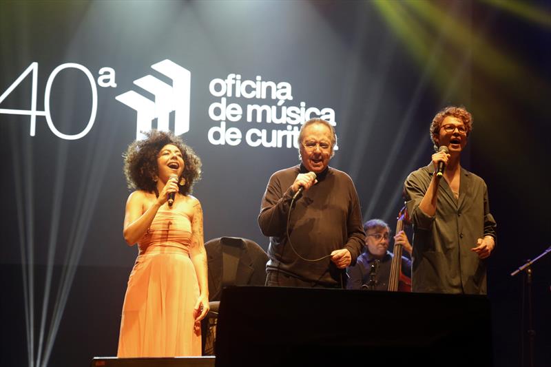 Edu Lobo emociona plateia lotada no Teatro Guaíra durante a Oficina de Música de Curitiba. Foto: Cido Marques/FCC