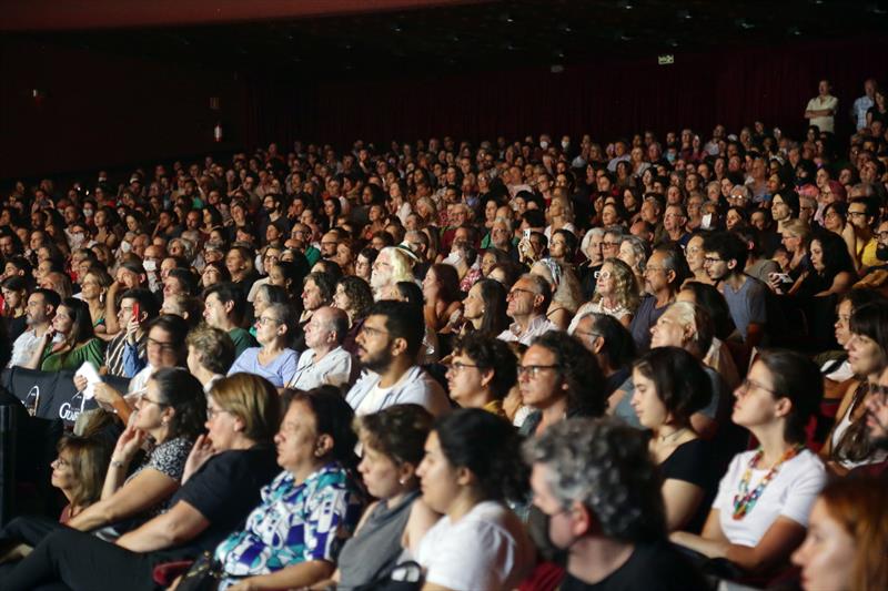 Edu Lobo emociona plateia lotada no Teatro Guaíra durante a Oficina de Música de Curitiba. Foto: Cido Marques/FCC