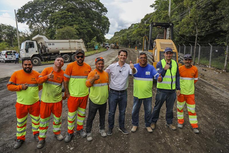 Prefeito em exercício Eduardo Pimentel vistoria obras de requalificação de pavimento na Av Francisco M. Albizu no Bacacheri.  - Curitiba, 02/02/2023 - Foto: Daniel Castellano / SMCS