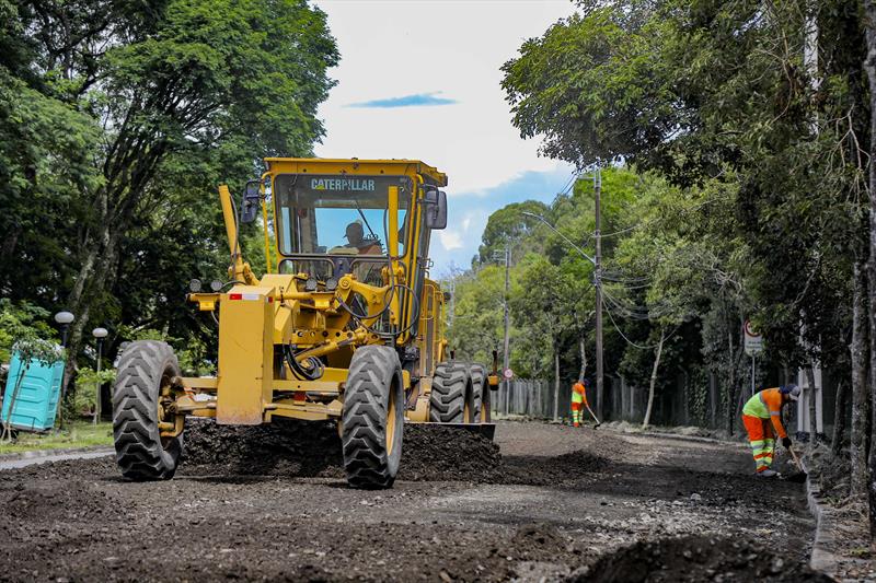 Avenida Francisco M. Albizu no Bacacheri passa por obras de requalificação de pavimento e está ganhando asfalto novo.  - Curitiba, 02/02/2023 - Foto: Daniel Castellano / SMCS