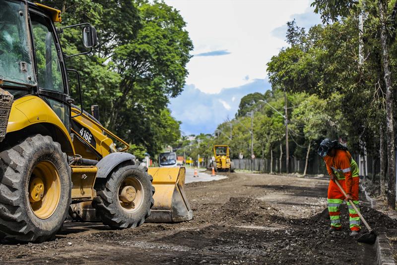 Avenida Francisco M. Albizu no Bacacheri passa por obras de requalificação de pavimento e está ganhando asfalto novo.  - Curitiba, 02/02/2023 - Foto: Daniel Castellano / SMCS