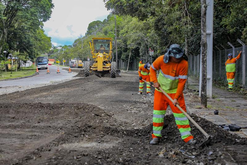 Avenida Francisco M. Albizu no Bacacheri passa por obras de requalificação de pavimento e está ganhando asfalto novo.  - Curitiba, 02/02/2023 - Foto: Daniel Castellano / SMCS