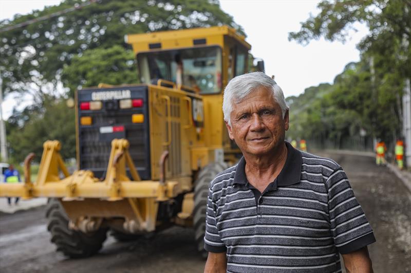 Avenida Francisco M. Albizu no Bacacheri passa por obras de requalificação de pavimento e está ganhando asfalto novo. Na imagem Luiz Tadeu Seidel Bernardina, presidente da Associação de Moradores do Conjunto Solar  - Curitiba, 02/02/2023 - Foto: Daniel Castellano / SMCS