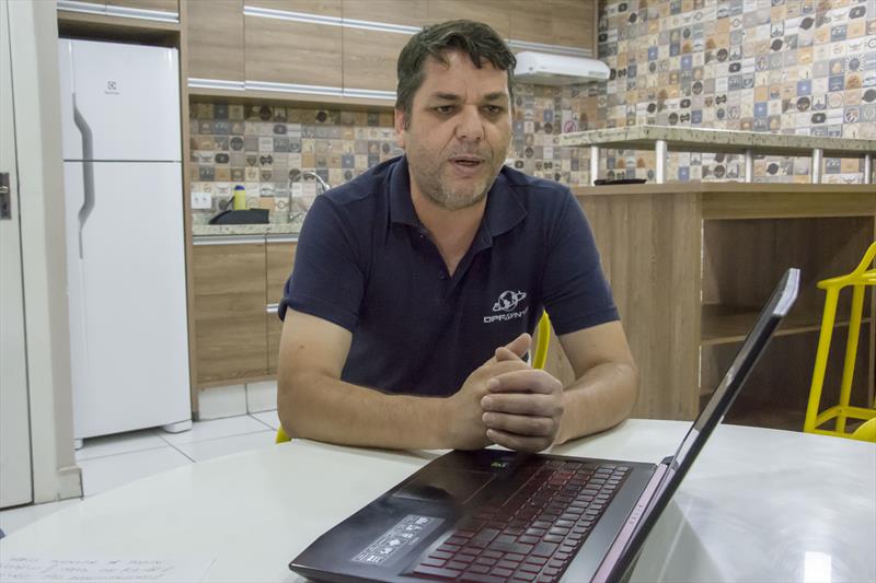 Síndicos de condomínios da cidade que instalaram placas da ADH Políticas para as Mulheres, de combate a violência doméstica. Curitiba 02/02/2023.
Foto: Levy Ferreira/SMCS
