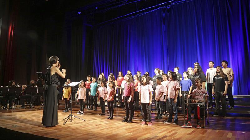 Crianças do programa MusicaR e alunos do curso de Prática de Coro Infantojuvenil, fazem apresentação em homenagem a Pelé, no Teatro Schoenberg. Curitiba, 05/02/2023. Foto: Cido Marques/SMCS