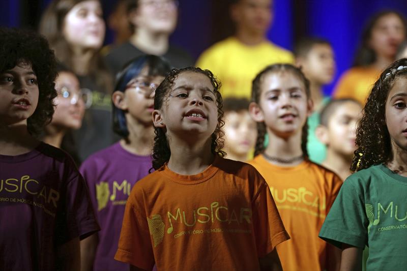Crianças do programa MusicaR e alunos do curso de Prática de Coro Infantojuvenil, fazem apresentação em homenagem a Pelé, no Teatro Schoenberg. Curitiba, 05/02/2023. Foto: Cido Marques/SMCS