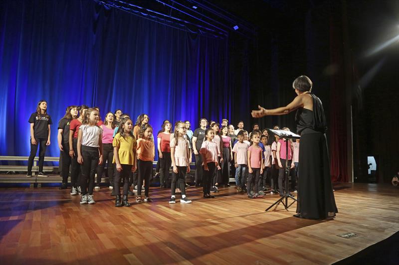 Crianças do programa MusicaR e alunos do curso de Prática de Coro Infantojuvenil, fazem apresentação em homenagem a Pelé, no Teatro Schoenberg. Curitiba, 05/02/2023. Foto: Cido Marques/SMCS