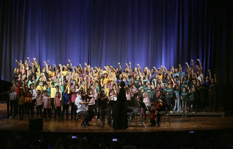 Crianças do programa MusicaR e alunos do curso de Prática de Coro Infantojuvenil, fazem apresentação em homenagem a Pelé, no Teatro Schoenberg. Curitiba, 05/02/2023. Foto: Cido Marques/SMCS
