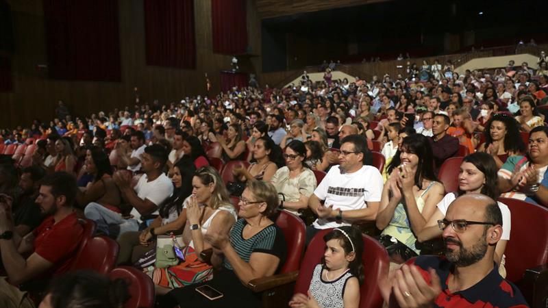 Crianças do programa MusicaR e alunos do curso de Prática de Coro Infantojuvenil, fazem apresentação em homenagem a Pelé, no Teatro Schoenberg. Curitiba, 05/02/2023. Foto: Cido Marques/SMCS