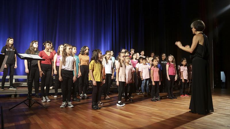 Crianças do programa MusicaR e alunos do curso de Prática de Coro Infantojuvenil, fazem apresentação em homenagem a Pelé, no Teatro Schoenberg. Curitiba, 05/02/2023. Foto: Cido Marques/SMCS