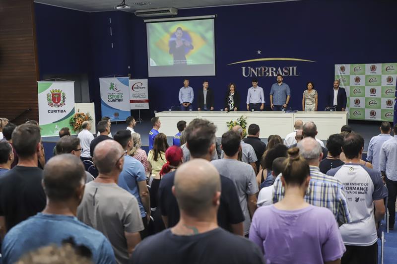 Prefeito em Exercício, Eduardo Pimentel, participa da abertura na retomada das atividades da Secretaria Municipal de Esporte, Lazer e Juventude, no campus da Unibrasil. Participaram do evento, o Secretário da pasta, Carlos Pijak Junior, a Presidente da FAS, Maria Alice Erthal, a Reitora da Unibrasil, Albretina Nascimento, os Vereadores Mauro Bobato e João da Cinco Irmãos e o Presidente do CREF, Gustavo Brandão.
Curitiba, 06/02/2023.
Foto: José Fernando Ogura/SMCS.