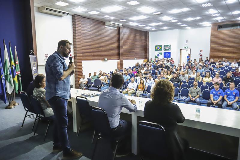Prefeito em Exercício, Eduardo Pimentel, participa da abertura na retomada das atividades da Secretaria Municipal de Esporte, Lazer e Juventude, no campus da Unibrasil. Participaram do evento, o Secretário da pasta, Carlos Pijak Junior, a Presidente da FAS, Maria Alice Erthal, a Reitora da Unibrasil, Albretina Nascimento, os Vereadores Mauro Bobato e João da Cinco Irmãos e o Presidente do CREF, Gustavo Brandão.
Curitiba, 06/02/2023.
Foto: José Fernando Ogura/SMCS.