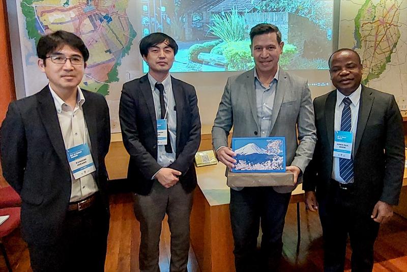 O presidente do Ippuc, Luiz Fernando Jamur, acompanhado dos representantes da Jica, Kuniomi Hirano e Masanori Abe e do diretor da DART, Edwin Paul Mhede, agência responsável pela implantação do BRT na cidade de Dar Es Salaam. Foto: Fábio Decolin