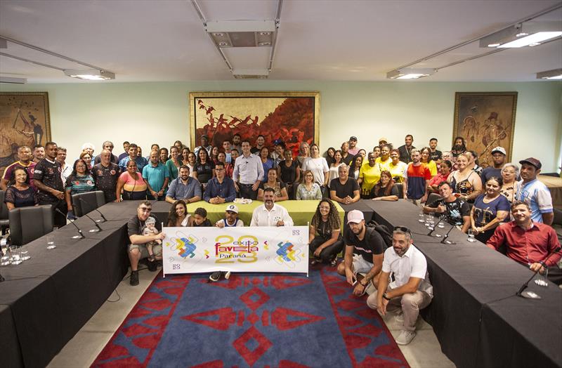 Prefeito em exercício Eduardo Pimentel acompanhado da presidente da Fundação Cultural de Curitiba, Ana Cristina de Castro; do secretário municipal de Esporte, Lazer e Juventude, Carlos Eduardo Pijak Jr.; e do Nei Santos, representando a secretaria estadual de Esporte, receberam o presidente da Cufa (Central Única das Favelas) no Paraná, José Antônio Campos Jardim  e lideranças das favelas, no Salão Nobre do Palácio 29 de Março. Curitiba, 06/02/2023. Foto: Ricardo Marajó / SMCS