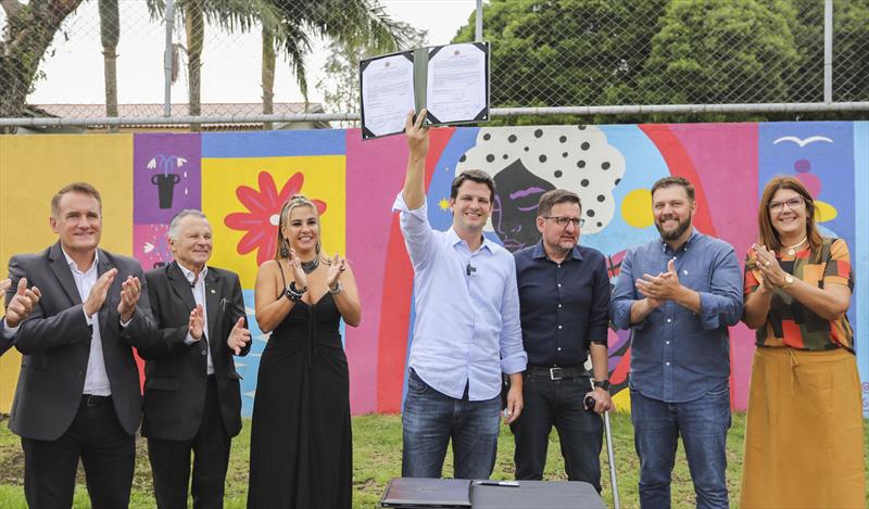 Prefeito em exercício Eduardo Pimentel presente na assinatura da ordem de serviço para construção da quadra de esportes da Escola CEI Belmiro César (regional Pinheirinho) - Curitiba, 07/02/2023 - Foto: Daniel Castellano / SMCS
