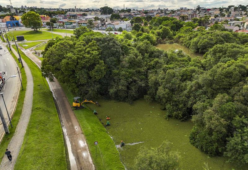 Funcionário do Meio Ambiente realizam limpeza de algas no lago do Parque Cambuí no bairro Fazendinha  - Curitiba, 02/02/2023 - Foto: Daniel Castellano / SMCS