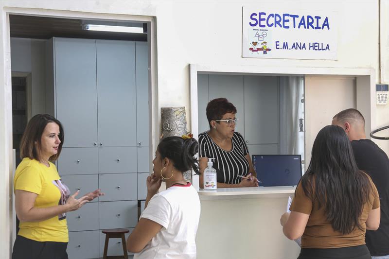 Volta as Aulas, pais na secretaria da Escola Municipal Ana Hella.
Curitiba, 07/02/2023.
Foto: Luiz Costa/ SME
