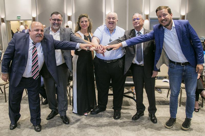 Prefeito Rafael Greca com o secretário de Administração, Gestão de Pessoal e Tecnologia da Informação, Alexandre Jarschel, o diretor-presidente do ICI, Alexandre Amorim, a desembargadora Joeci Camargo, o presidente do Conselho de Administração do ICI, Lincoln Paulo Martins Moreira, e o presidente da Fiep, Carlos Valter Martins Pedro, no lançamento do Planejamento Estratégico ICI 2030. Curitiba, 09/02/2023. Foto: Pedro Ribas/SMCS