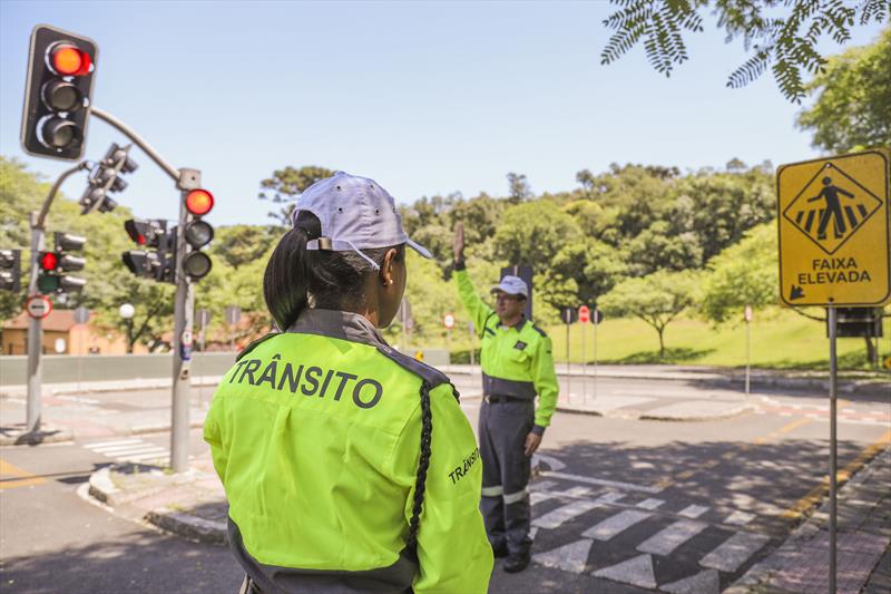 Agentes da Setran na minicidade do Bosque da Fazendinha para campanha de volta as aulas - Curitiba, 09/02/2023 - Foto: Daniel Castellano / SMCS