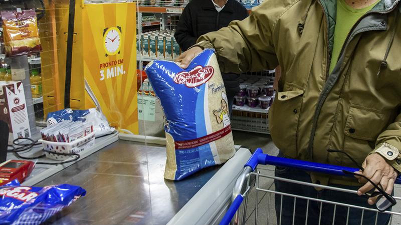 Semana da Economia vai ter arroz e frango mais baratos nos Armazéns da Família.
Foto: Levy Ferreira/SMCS