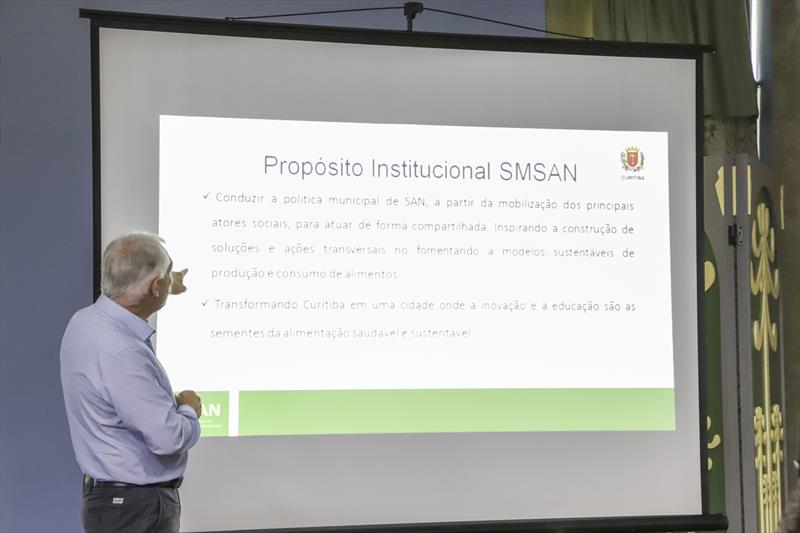 O secretário Luiz Dâmaso Gusi, apresenta projetos da SMSAN aos representantes da FAO. Curitiba, 14/02/2023. Foto: Hully Paiva/SMCS