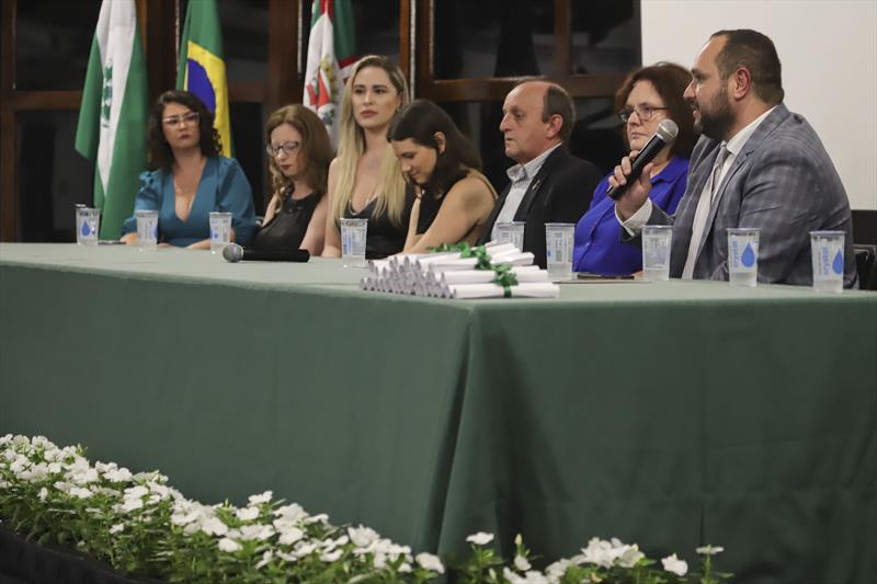 Formatura de médicos residentes dos programas SMS-FEAS.
Participaram do evento, a Secretária de Saúde, Beatriz Batisttella Nadas, o Diretor da FEAS, Sezifredo Paz e representantes da Saúde.
Curitiba, 24/02/2023.
Foto: José Fernando Ogura/SMCS.
