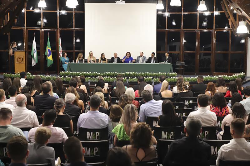Formatura de médicos residentes dos programas SMS-FEAS.
Participaram do evento, a Secretária de Saúde, Beatriz Batisttella Nadas, o Diretor da FEAS, Sezifredo Paz e representantes da Saúde.
Curitiba, 24/02/2023.
Foto: José Fernando Ogura/SMCS.
