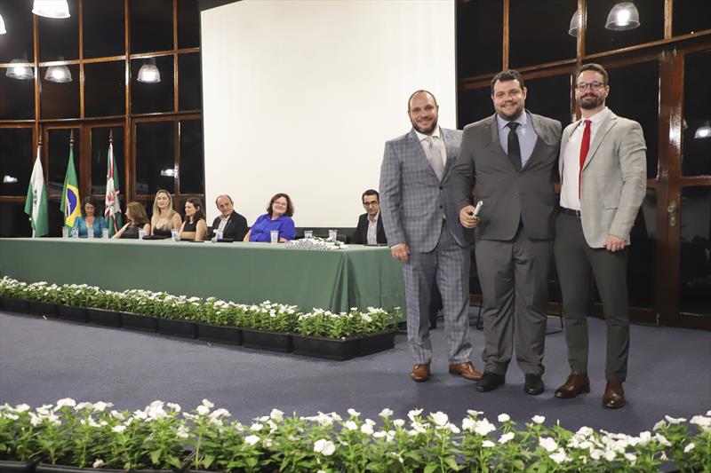 Formatura de médicos residentes dos programas SMS-FEAS.
Participaram do evento, a Secretária de Saúde, Beatriz Batisttella Nadas, o Diretor da FEAS, Sezifredo Paz e representantes da Saúde.
Curitiba, 24/02/2023.
Foto: José Fernando Ogura/SMCS.
