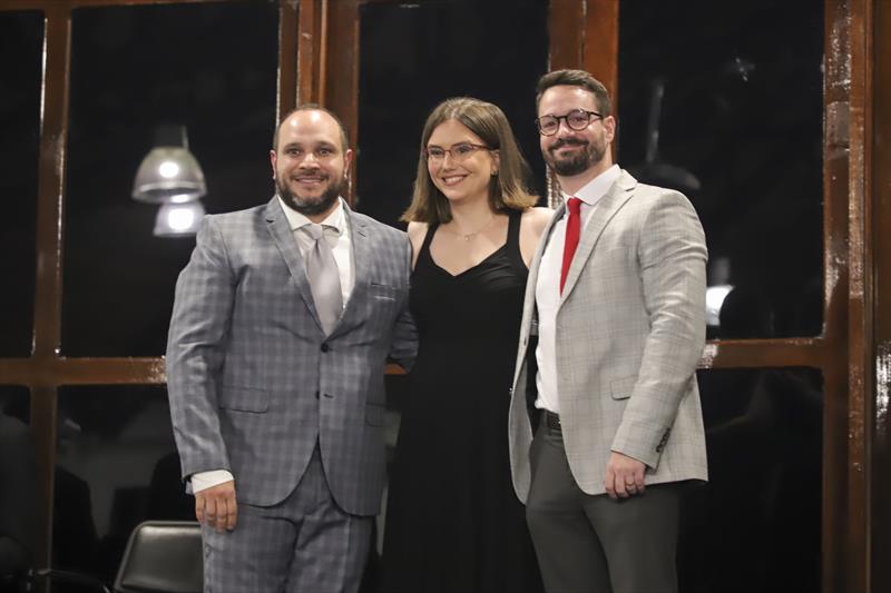 Formatura de médicos residentes dos programas SMS-FEAS.
Participaram do evento, a Secretária de Saúde, Beatriz Batisttella Nadas, o Diretor da FEAS, Sezifredo Paz e representantes da Saúde. Na foto, a graduanda Stephanie Lill.
Curitiba, 24/02/2023.
Foto: José Fernando Ogura/SMCS.
