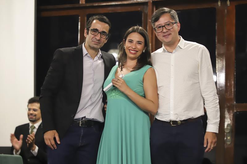 Formatura de médicos residentes dos programas SMS-FEAS.
Participaram do evento, a Secretária de Saúde, Beatriz Batisttella Nadas, o Diretor da FEAS, Sezifredo Paz e representantes da Saúde.
Curitiba, 24/02/2023.
Foto: José Fernando Ogura/SMCS.
