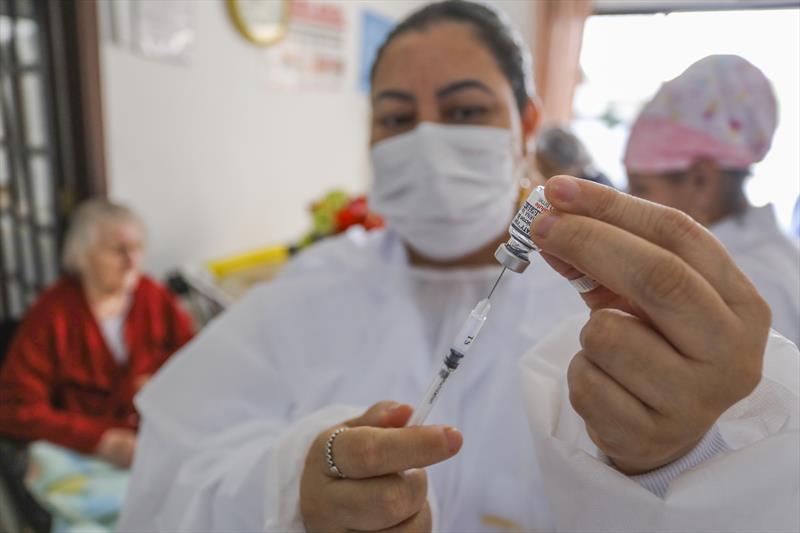 Prefeitura de Curitiba dá inicio a imunização de moradores de Instituições de Longa Permanência de Idosos (ILPI). Na imagem idosas da casa de repouso Vovó Maria recebem sua dose da vacina contra a Covid  - Curitiba, 27/02/2023 - Foto: Daniel Castellano / SMCS