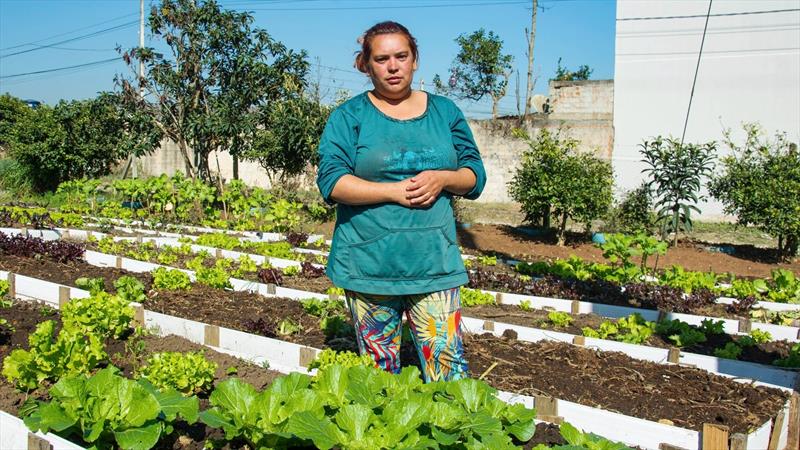 Esther de Aquino da Silva: Trabalhar na horta abastece a mesa e é uma terapia e tanto. Foto: Levy Ferreira/SMCS