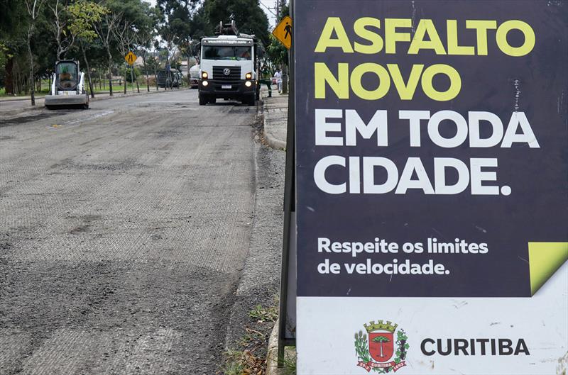 Lançado em 2017, o programa de recuperação da malha viária de Curitiba vai chegar a 800 km de asfalto novo. Foto: Ricardo Marajó / SMCS