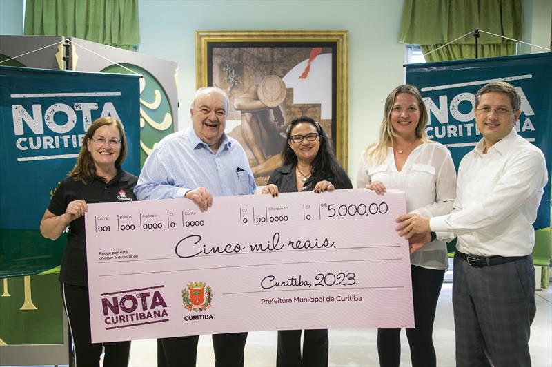 Prefeito Rafael Greca, com o secretário de Finanças, Cristiano Hotz, entrega prêmio do programa Nota Curitibana, para as entidades, Ação Social do Paraná e Associação Casa do Pai, indicadas por Iridis Keller de Vargas. Curitiba, 28/02/2023. Foto: Pedro Ribas/SMCS