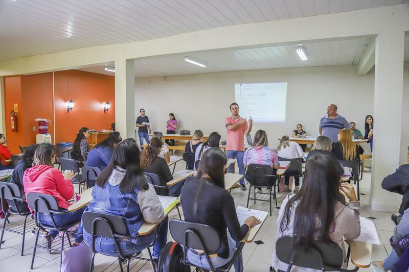Professores de educação infantil contratados pelo PSS recebem informações na Secretaria de Administração, Gestão de Pessoal e Tecnologia da Informação (Smap). - Curitiba, 28/02/2023 - Foto: Daniel Castellano / SMCS