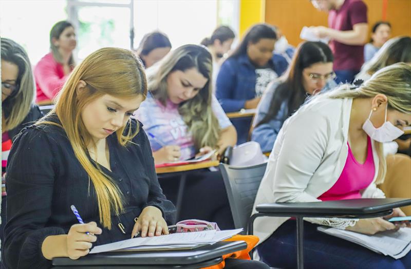 Professores de educação infantil contratados pelo PSS recebem informações na Secretaria de Administração, Gestão de Pessoal e Tecnologia da Informação (Smap). - Curitiba, 28/02/2023 - Foto: Daniel Castellano / SMCS