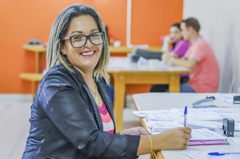 Professores de educação infantil contratados pelo PSS recebem informações na Secretaria de Administração, Gestão de Pessoal e Tecnologia da Informação (Smap). Na imagem Juraci de Almeida - Curitiba, 28/02/2023 - Foto: Daniel Castellano / SMCS