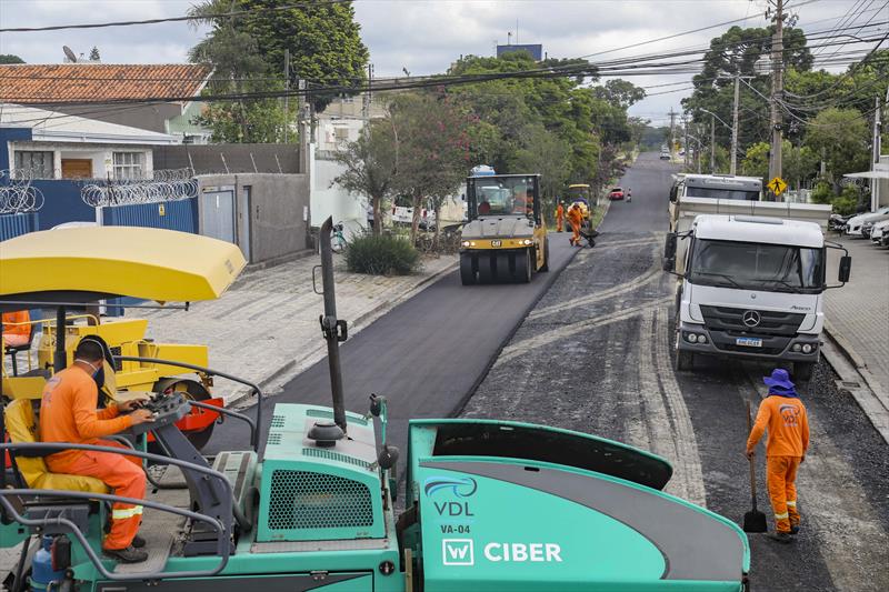 Asfalto novo. Obras de requalificação do asfalto da Rua Frei Orlando no bairro Tarumã - Curitiba, 13/02/2023 - Foto: Daniel Castellano / SMCS