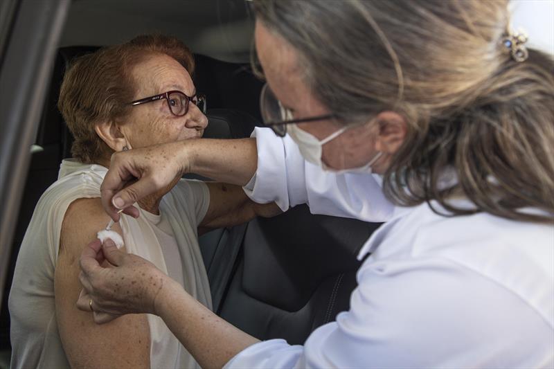 Aplicação da dose bivalente da vacina contra a covid, em idosos. Curitiba, 04/03/2023. Foto: Ricardo Marajó/SMCS
