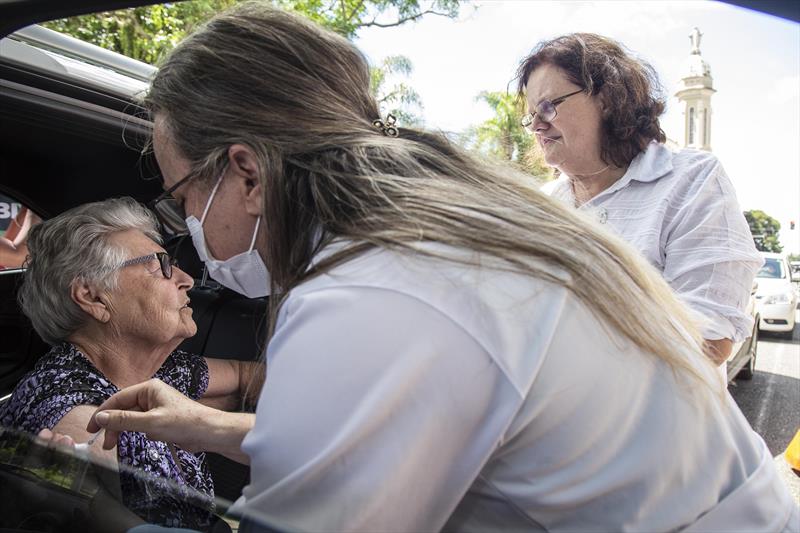 Secretária municipal da Saúde, Beatriz Battistella acompanha a aplicação da dose bivalente da vacina contra a covid, em idosos. Curitiba, 04/03/2023. Foto: Ricardo Marajó/SMCS